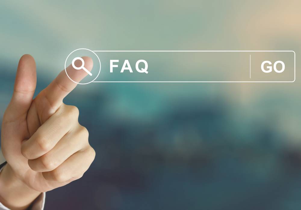 検索窓の中に虫眼鏡アイコンと「FAQ」の文字が表示された画面を、人差し指でタッチしている様子