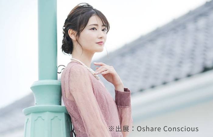 おしゃれコンシャスで人気のパーティードレスを着用した女性のイメージ