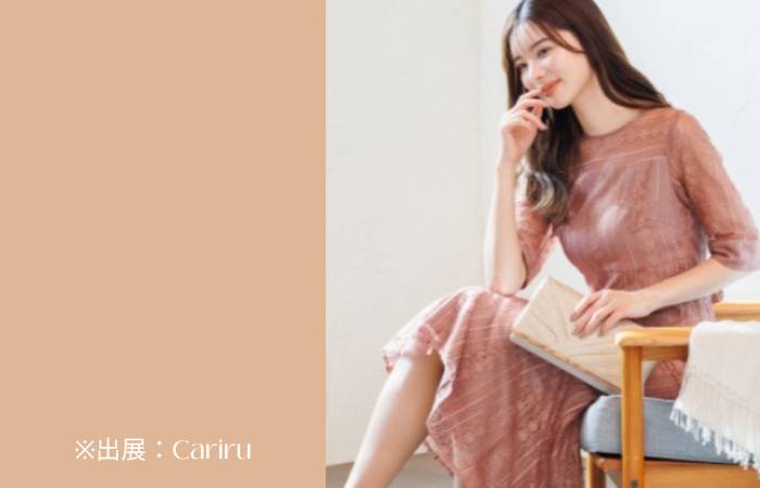 Cariruで人気のレンタルドレスを着用した女性のイメージ