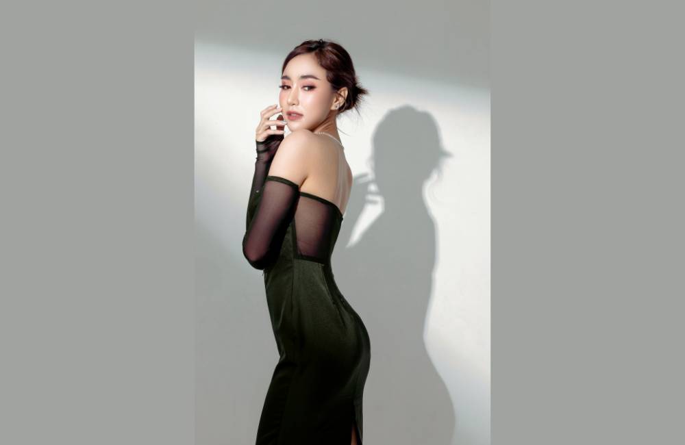 黒いドレスでポーズを取る女性