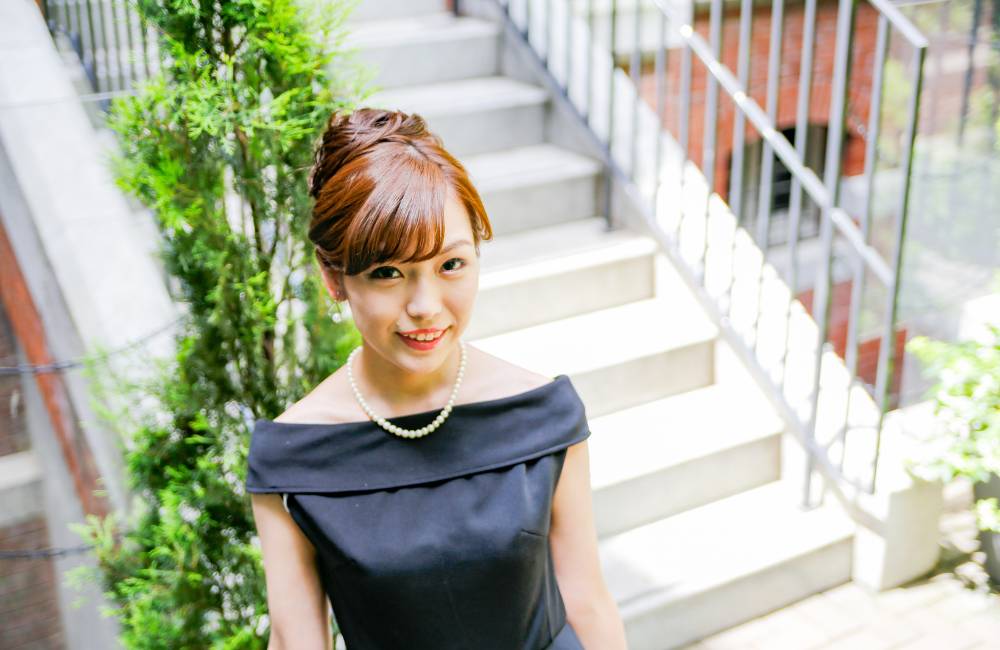 レンタルドレスを安心して利用し笑顔を見せるパーティードレス姿の女性