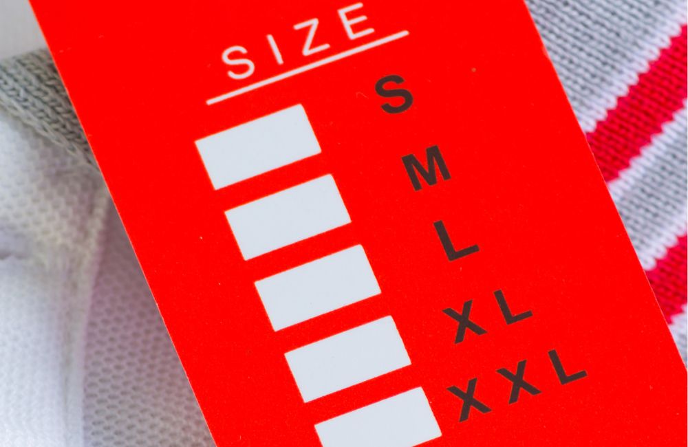 S・M・Lなどのサイズ表記が記載された洋服のサイズタグ