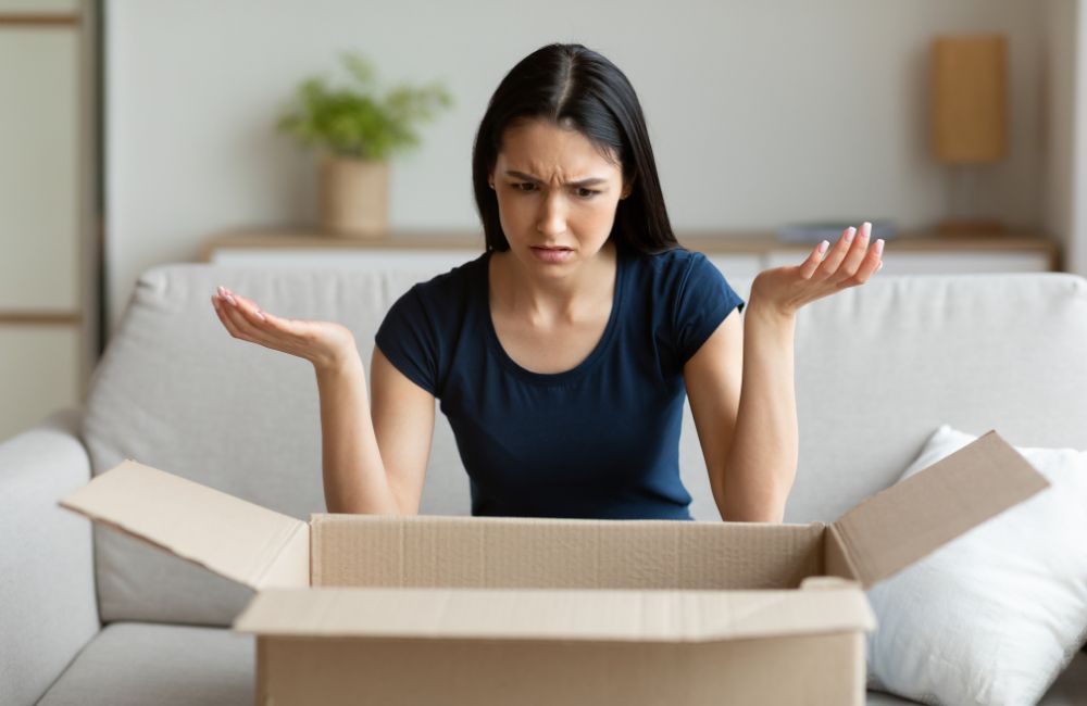 届いた商品のサイズが合わず困っている女性のイメージ