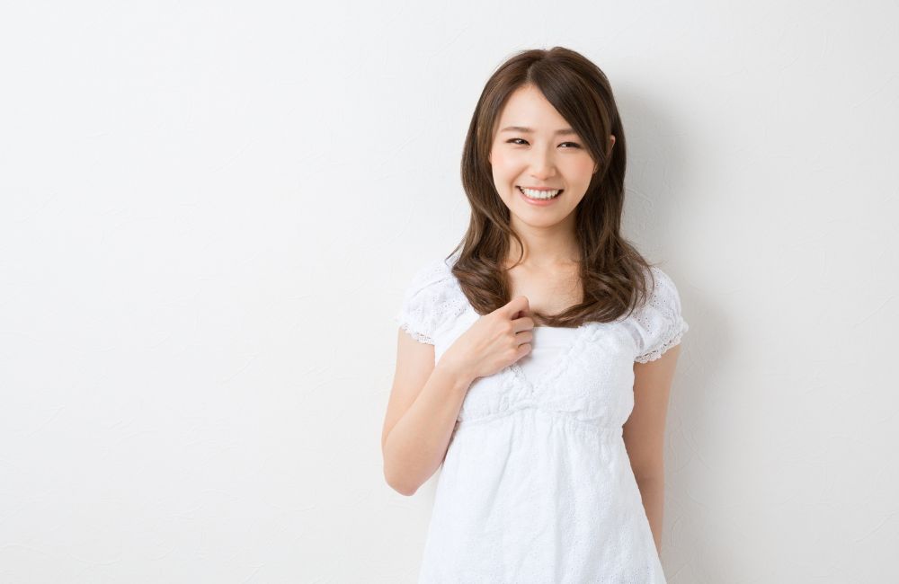 正しいサイズ選びで満足した笑顔の女性をイメージした写真