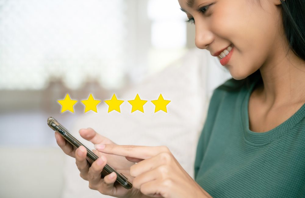 おしゃれコンシャスの高評価口コミやレビューをスマートフォンで確認するイメージ