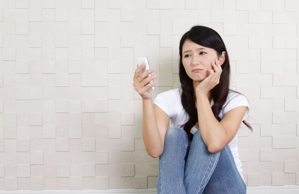 急な予定変更や体調不良でレンタルドレスのキャンセルを検討する女性