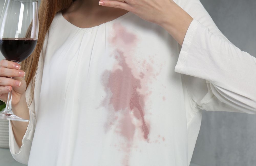 レンタルドレスに赤ワインをこぼしてしまい、汚れの対処に困る女性のイメージ