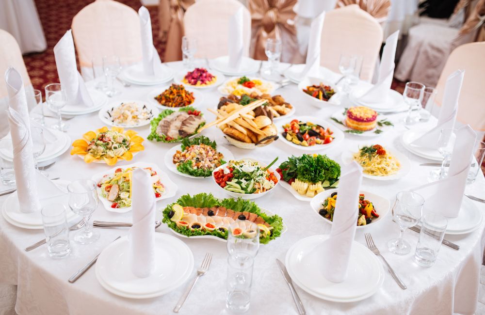結婚式の食事中にレンタルドレスを汚さないよう注意すべき場面のイメージ